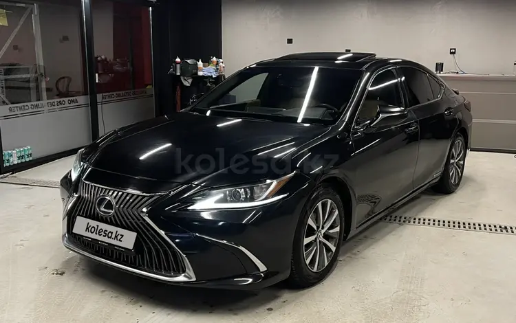 Lexus ES 300h 2018 года за 13 900 000 тг. в Алматы