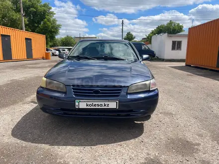 Toyota Camry 1998 года за 2 600 000 тг. в Астана – фото 2