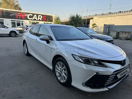 Toyota Camry 2023 года за 16 500 000 тг. в Алматы – фото 2