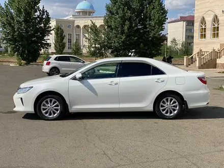 Toyota Camry 2015 года за 11 200 000 тг. в Уральск – фото 2