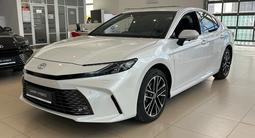Toyota Camry Luxe eCVT 2025 года за 26 190 000 тг. в Астана