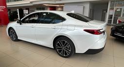 Toyota Camry Luxe eCVT 2025 года за 26 190 000 тг. в Астана – фото 5