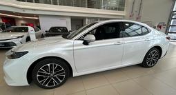 Toyota Camry Luxe eCVT 2025 года за 26 190 000 тг. в Астана – фото 4