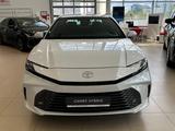 Toyota Camry Luxe eCVT 2025 года за 25 690 000 тг. в Астана – фото 2