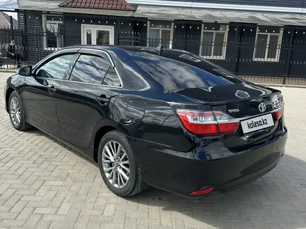 Toyota Camry 2015 года за 10 500 000 тг. в Уральск – фото 4