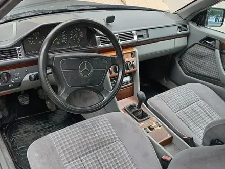 Mercedes-Benz E 220 1993 года за 1 500 000 тг. в Астана – фото 5