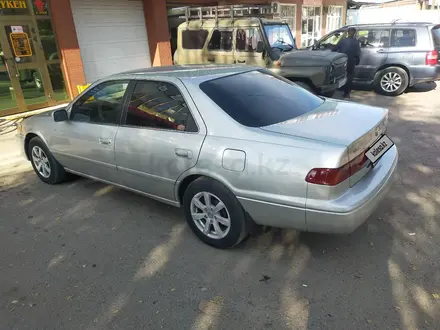 Toyota Camry 2000 года за 3 700 000 тг. в Алматы – фото 2