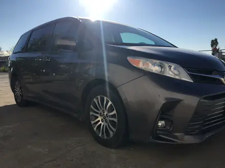 Toyota Sienna 2017 года за 10 000 000 тг. в Атырау