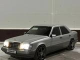 Mercedes-Benz E 220 1994 года за 2 450 000 тг. в Караганда – фото 2