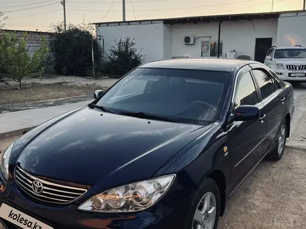 Toyota Camry 2005 года за 5 800 000 тг. в Атырау – фото 3