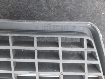 Решётка радиатора Mercedes W210 за 12 000 тг. в Семей – фото 3