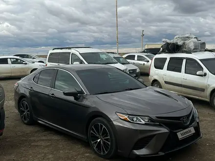 Toyota Camry 2020 года за 9 990 000 тг. в Атырау – фото 2