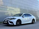 Toyota Camry 2023 годаүшін13 900 000 тг. в Астана – фото 2