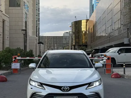 Toyota Camry 2021 года за 14 500 000 тг. в Астана – фото 2