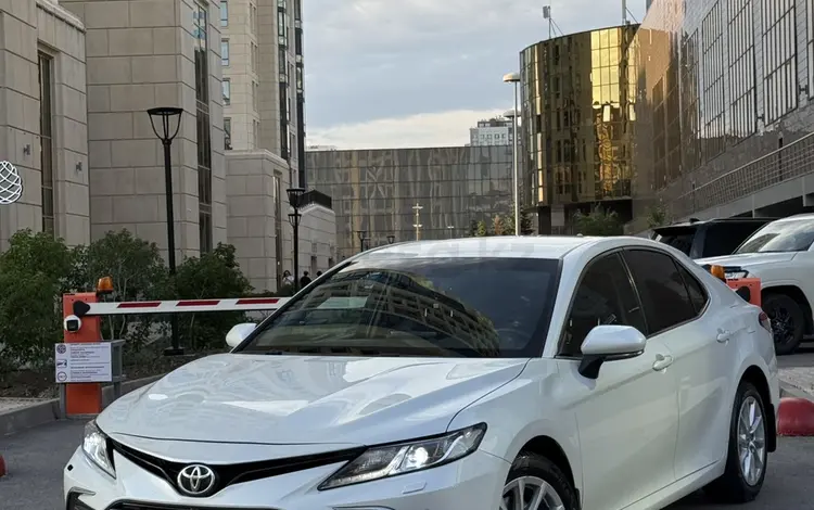 Toyota Camry 2021 года за 14 500 000 тг. в Астана