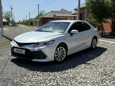 Toyota Camry 2023 года за 14 800 000 тг. в Актобе – фото 2
