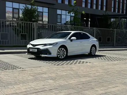 Toyota Camry 2023 года за 14 800 000 тг. в Актобе – фото 5