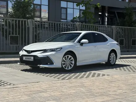 Toyota Camry 2023 года за 14 800 000 тг. в Актобе