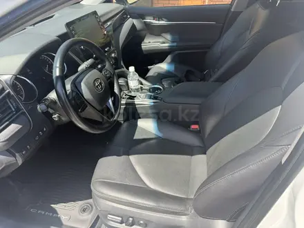 Toyota Camry 2023 года за 14 800 000 тг. в Актобе – фото 8