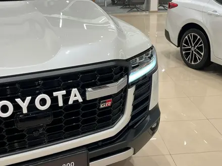 Toyota Land Cruiser GR Sport 2025 года за 68 770 500 тг. в Алматы – фото 15