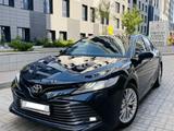 Toyota Camry 2018 года за 14 800 000 тг. в Астана – фото 2