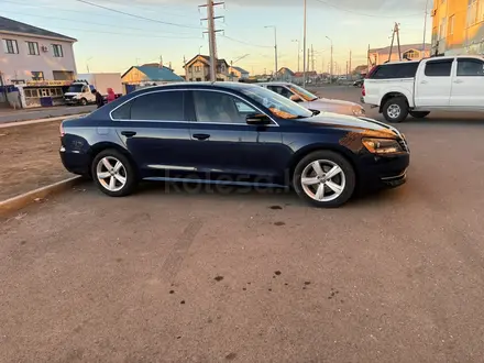Volkswagen Passat 2013 года за 4 000 000 тг. в Атырау – фото 2