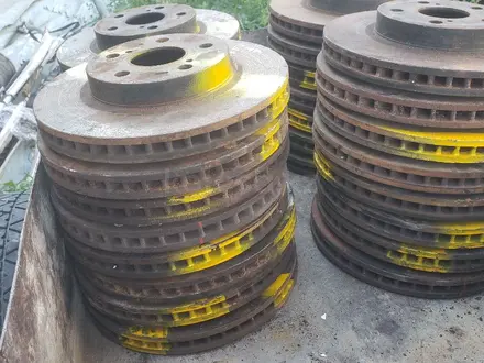 Тормозные диски передние за 10 000 тг. в Алматы