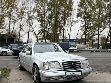 Mercedes-Benz E 320 1994 года за 3 600 000 тг. в Алматы