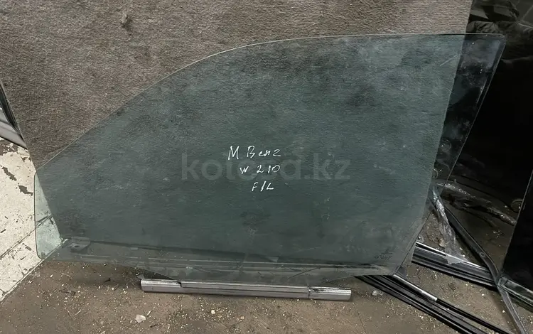 Стекло дверное переднее 210 Mercedes за 8 000 тг. в Алматы