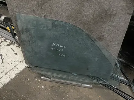 Стекло дверное переднее 210 Mercedes за 8 000 тг. в Алматы – фото 2