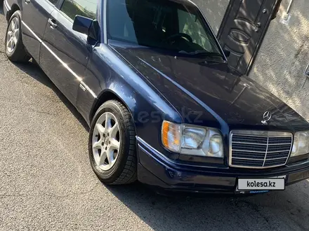 Mercedes-Benz E 320 1993 года за 2 550 000 тг. в Алматы