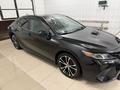 Toyota Camry 2018 года за 7 600 000 тг. в Атырау – фото 2