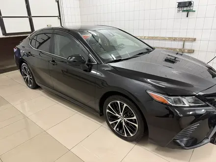 Toyota Camry 2018 года за 7 600 000 тг. в Атырау – фото 2