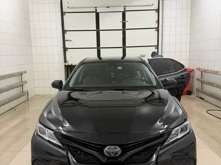 Toyota Camry 2018 года за 7 600 000 тг. в Атырау
