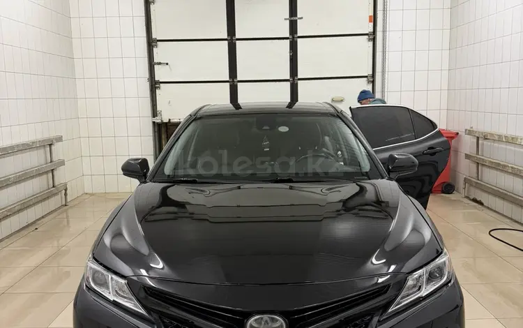 Toyota Camry 2018 года за 7 600 000 тг. в Атырау