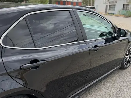 Toyota Camry 2018 года за 7 600 000 тг. в Атырау – фото 7