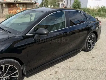 Toyota Camry 2018 года за 7 600 000 тг. в Атырау – фото 6