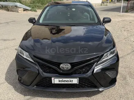 Toyota Camry 2018 года за 7 600 000 тг. в Атырау – фото 4