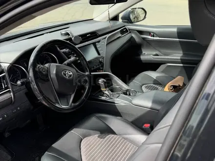 Toyota Camry 2018 года за 7 600 000 тг. в Атырау – фото 8