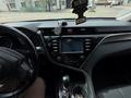 Toyota Camry 2018 года за 7 600 000 тг. в Атырау – фото 9