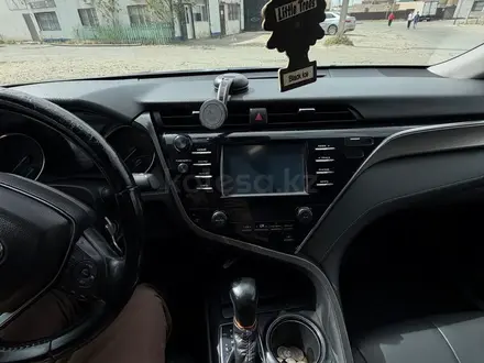 Toyota Camry 2018 года за 7 600 000 тг. в Атырау – фото 9