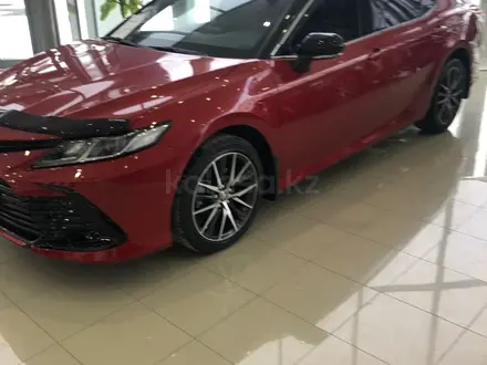 Toyota Camry 2021 года за 16 000 000 тг. в Актобе – фото 2