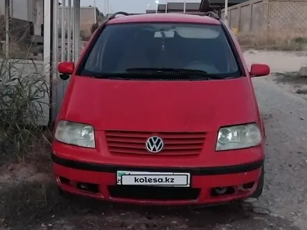 Volkswagen Sharan 2000 года за 1 350 000 тг. в Шымкент