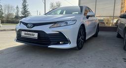 Toyota Camry 2021 года за 17 500 000 тг. в Уральск – фото 2