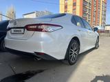 Toyota Camry 2021 года за 17 500 000 тг. в Уральск – фото 3