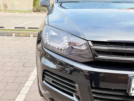 Volkswagen Touareg 2012 года за 12 000 000 тг. в Алматы – фото 2
