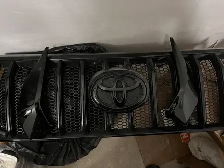 Решётка радиатора на Toyota Land Cruiser Prado за 30 000 тг. в Актобе – фото 3
