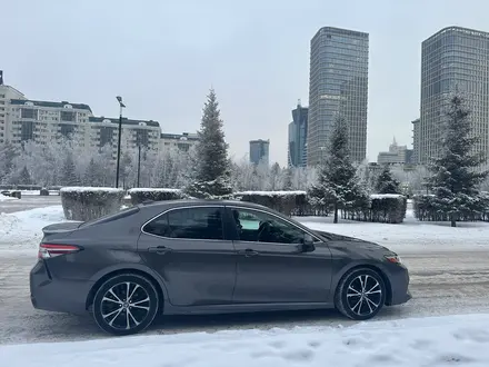 Toyota Camry 2018 года за 12 000 000 тг. в Астана – фото 2