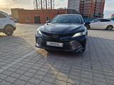 Toyota Camry 2019 года за 14 500 000 тг. в Актобе – фото 2