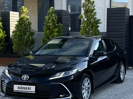 Toyota Camry 2021 года за 13 700 000 тг. в Актау